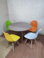 Round table + 4 seats